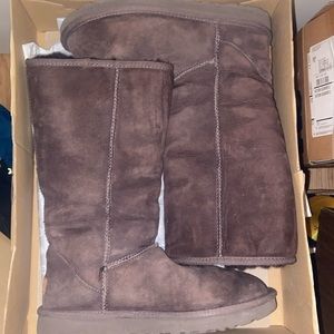 Uggs weekend classic tall boots size 8